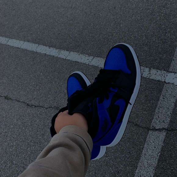 Nike Jordan 1 Mid Royal💙🖤 - Picture 4 of 6